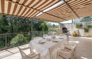 una mesa blanca y sillas en un balcón con mesa y sillón en Lovely Home In Montasola With Wi-fi, en Montasola
