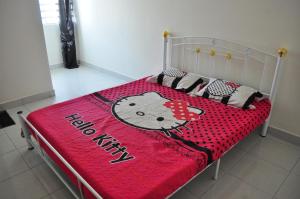 Ένα ή περισσότερα κρεβάτια σε δωμάτιο στο Uwais Homestay Segari Lumut