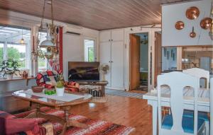 ein Wohnzimmer mit Tisch und Stühlen in der Unterkunft 3 Bedroom Amazing Home In Sölvesborg in Sölvesborg