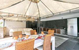 Η κουζίνα ή μικρή κουζίνα στο Beautiful Home In Punta Milocca +32 φωτογραφίες