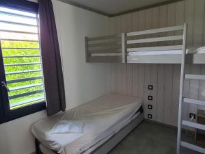 Ένα ή περισσότερα κρεβάτια σε δωμάτιο στο Chalet 3 chambres avec piscine chauffée, proche Golfe du Morbihan, idéal pour familles! - FR-1-783-5
