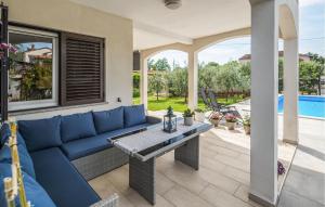 Kolam renang di atau dekat dengan 2 Bedroom Lovely Apartment In Nova Vas +23 gambar