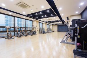 einen Fitnessraum mit Laufbändern und Crosstrainern in der Unterkunft Hotel Logenir in Gimcheon