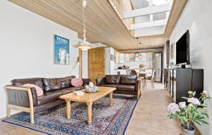 un salon avec un canapé et une table dans l'établissement Cozy Home In Frøstrup With Sauna, à Frøstrup