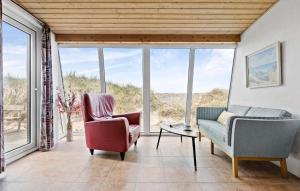 un salon avec deux chaises et un canapé dans l'établissement Cozy Home In Frøstrup With Sauna, à Frøstrup