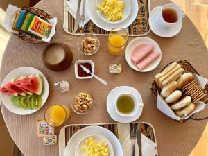 una mesa con platos de comida y bebida para el desayuno en Hotel de Sal Atipax en Uyuni