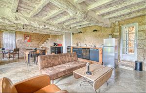 ein großes Wohnzimmer mit einem Sofa und einer Küche in der Unterkunft Stunning Home In Duran With House A Panoramic View in Duran