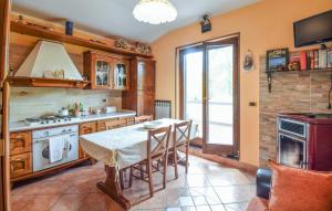 een keuken met een tafel, een fornuis en een raam bij Lovely Apartment In Roccamonfina With Kitchen in Roccamonfina