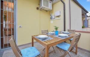 een houten tafel en stoelen op een patio bij Nice Home In Bargecchia With House Sea View in Corsanico-Bargecchia