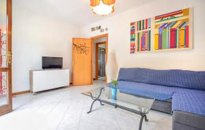 een woonkamer met een bank en een tafel bij Nice Home In Bargecchia With House Sea View in Corsanico-Bargecchia