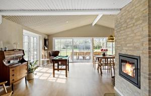 Χώρος καθιστικού στο 3 Bedroom Ocean Front Home In Hals