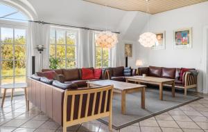 Posezení v ubytování Stunning Home In Ulfborg With Sauna