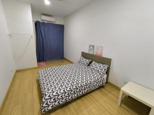 クランにあるNafiri Setia City Convention Centre & Bukit Rajaのベッドルーム(ベッド1台、青いカーテン付)