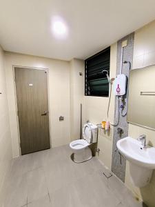 クランにあるNafiri Setia City Convention Centre & Bukit Rajaのトイレと洗面台付きのバスルーム