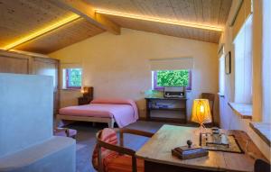 - une chambre avec un lit et une table dans l'établissement Gorgeous Home In Terre Roveresche With Wifi, à San Giorgio di Pesaro