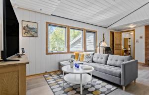 Μια τηλεόραση ή/και κέντρο ψυχαγωγίας στο Amazing Home In Farsø With Wifi