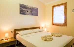 ein Schlafzimmer mit einem Bett mit zwei Handtüchern darauf in der Unterkunft Casa Bella Vista in Torre Dei Corsari + 27 Fotos