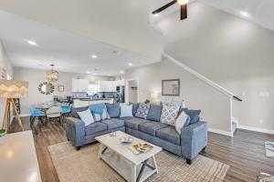 ein Wohnzimmer mit Sofa und Tisch in der Unterkunft Hot Tub, Gas Grill, Tiki Bar w/TV, Dog Friendly in Bolivar Peninsula