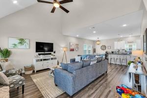 ein Wohnzimmer mit Sofa und Fernseher in der Unterkunft Hot Tub, Gas Grill, Tiki Bar w/TV, Dog Friendly in Bolivar Peninsula