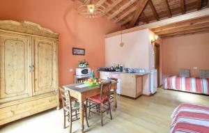 Η κουζίνα ή μικρή κουζίνα στο 2 Bedroom Stunning Apartment In Pezzoro +19 φωτογραφίες