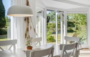 Κήπος έξω από το 4 Bedroom Amazing Home In Dronningmølle +16 φωτογραφίες