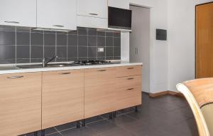 Köök või kööginurk majutusasutuses Stunning Apartment In Martinsicuro With House Sea View