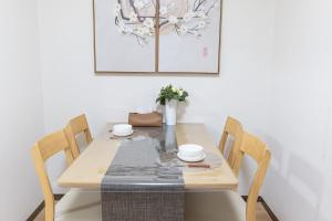 uma mesa de jantar com 2 cadeiras e uma mesa e cadeira em 桜の川6 Asakusa 704 Skytree bus 1 min,free wifi,cook,24 hours convenience em Tóquio
