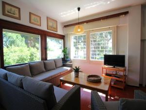 TV a/nebo společenská místnost v ubytování Gran apartamento con terraza en Fané de Baix, Llançà - ES-228-154