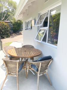 Una mesa y sillas de madera en un patio. en Muthaiga House, en Margate