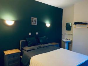 um quarto azul com uma cama e um lavatório em Blue Bell em Rothwell