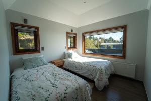 Ένα ή περισσότερα κρεβάτια σε δωμάτιο στο Lujosa casa en Playa Hermosa vista lago y volcanes