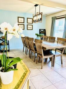 een eetkamer met een tafel en stoelen bij Beach Happy 4bedrooms-3bath steps to beach in Virginia Beach