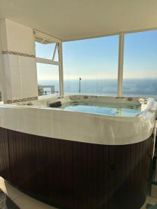 bañera grande en una habitación con ventana grande en VISTAMAR COSTAHORIZONTE CONCON, en Concón 39 fotos más