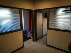 プエルト・デル・ロサリオにある2V LUXURY APARTMENT NEAR BEACHのドア2つ付きの部屋、廊下付きの部屋