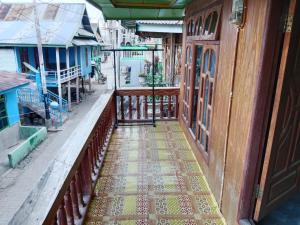 En balkong eller terrasse på Homestay komodo