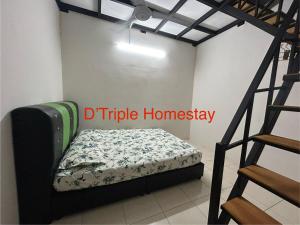 BembanにあるD'Triple Homestay Bandar Jasin Bestari Jasin Melakaの階段の横の部屋のベッド1台