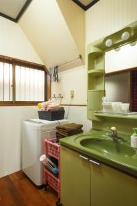 La cuisine est équipée d'un évier vert et d'un réfrigérateur. dans l'établissement Sakitsu house TAMA - Vacation STAY 49306v, à Amakusa