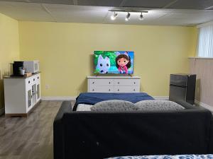 TV i/ili multimedijalni sistem u objektu Private Suite in Niagara Falls