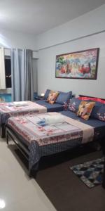 ein Wohnzimmer mit 2 Betten und einem Sofa in der Unterkunft CP19P TWINBED COZY ROOM Near at Venice Mall in Manila