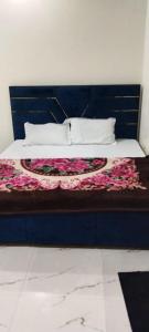 Una cama con flores en una habitación en Goroomgo Kunj Residency Mathura Near Bus Stand - Parking Facility & Restrurant en Mathura