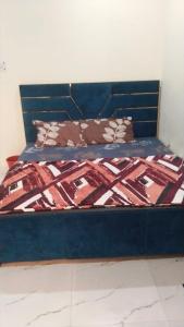 En eller flere senge i et værelse på Goroomgo Kunj Residency Mathura Near Bus Stand - Parking Facility & Restrurant