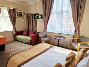 Giường trong phòng chung tại Tradesmen Inn 3-br 6-beds & Gated Parking +18 ảnh