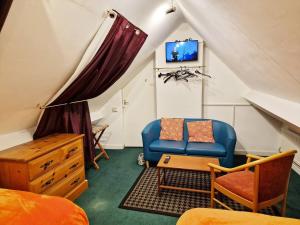 Khu vực ghế ngồi tại Tradesmen Inn 3-br 6-beds & Gated Parking