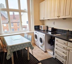 Nhà bếp/bếp nhỏ tại Tradesmen Inn 3-br 6-beds & Gated Parking