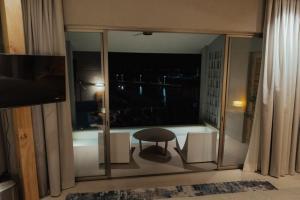 Arthit Resort Koh larn的电视和/或娱乐中心
