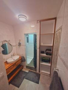 Ванная комната в Villa Bienvenue Beachfront House