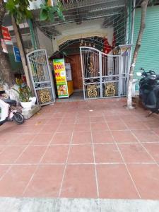 einen Eingang zu einem Gebäude mit Toren und einem Motorrad in der Unterkunft Nhà Anh - Sửu in Dien Bien Phu