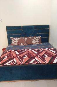 Llit o llits en una habitació de Goroomgo Kunj Residency Mathura Near Bus Stand - Parking Facility & Restrurant