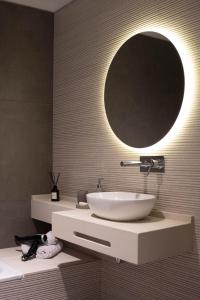 a bathroom with a sink and a mirror on the wall at Vizion Juncal- Encanto francés en el corazón de Recoleta- Wifi alta velocidad-Seguridad 24 horas in Buenos Aires