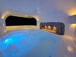 a large pool of water in a room with at Maranatha. Grotto & Boutique+Hydrotherapy in Pereira +42 photos